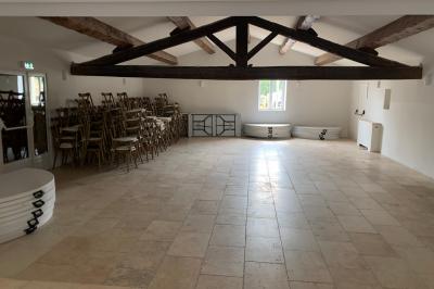 Miniature Location salle Eyguières (Bouches-du-Rhône) - Domaine du Vallon des Glauges #25 Un couple en tenue de mariage pose dans un champ d'oliviers sous une lumière douce.