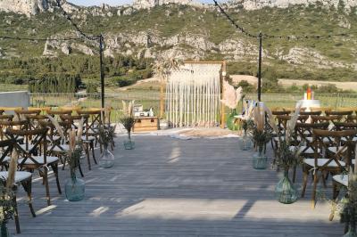 Miniature Location salle Eyguières (Bouches-du-Rhône) - Domaine du Vallon des Glauges #26 Un couple en tenue de mariage pose dans un champ d'oliviers sous une lumière douce.