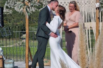 Miniature Location salle Eyguières (Bouches-du-Rhône) - Domaine du Vallon des Glauges #28 Un couple en tenue de mariage pose dans un champ d'oliviers sous une lumière douce.