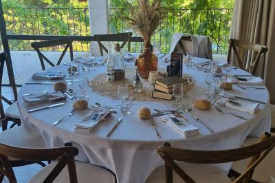 Miniature Location salle Eyguières (Bouches-du-Rhône) - Domaine du Vallon des Glauges #30 Un couple en tenue de mariage pose dans un champ d'oliviers sous une lumière douce.