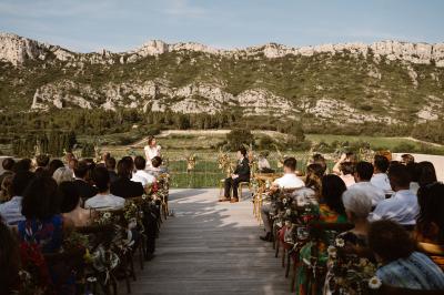 Miniature Location salle Eyguières (Bouches-du-Rhône) - Domaine du Vallon des Glauges #33 Un couple en tenue de mariage pose dans un champ d'oliviers sous une lumière douce.