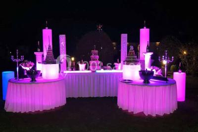 Miniature Location salle Argueil (Seine-Maritime) - Domaine de Clairval #23 Lit double avec tête de lit sombre, draps gris et blancs, encadré par deux tables de chevet avec lampes, dans une chambre…