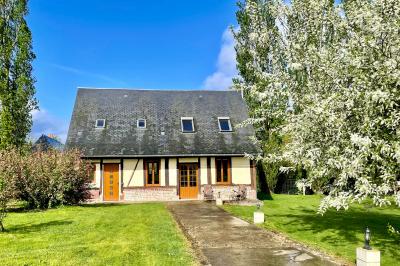 Miniature Location salle Argueil (Seine-Maritime) - Domaine de Clairval #25 Lit double avec tête de lit sombre, draps gris et blancs, encadré par deux tables de chevet avec lampes, dans une chambre…