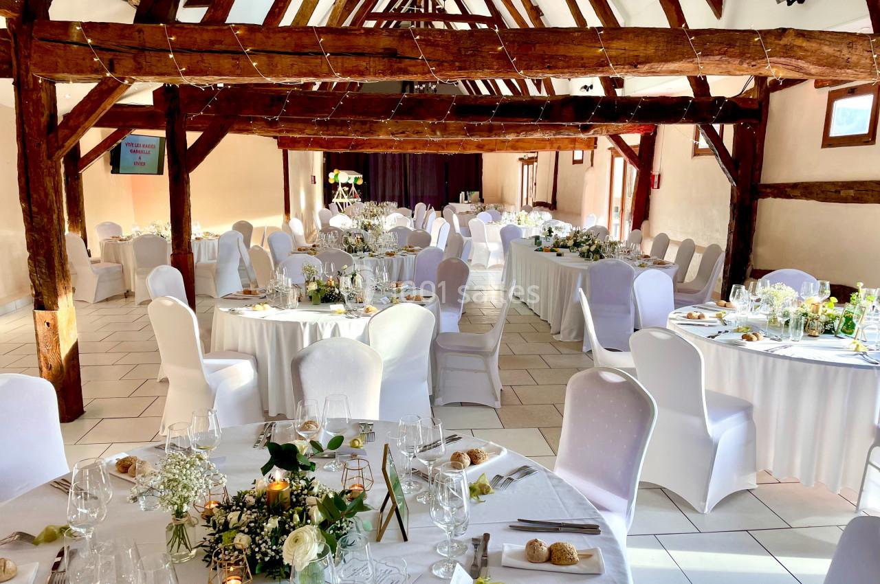 Location salle Argueil (Seine-Maritime) - Domaine de Clairval #18 Salle de réception lumineuse avec tables rondes et rectangulaires décorées pour un événement festif.