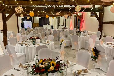 Miniature Location salle Argueil (Seine-Maritime) - Domaine de Clairval #19 Lit double avec tête de lit sombre, draps gris et blancs, encadré par deux tables de chevet avec lampes, dans une chambre…