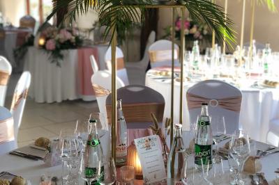 Miniature Location salle Argueil (Seine-Maritime) - Domaine de Clairval #17 Lit double avec tête de lit sombre, draps gris et blancs, encadré par deux tables de chevet avec lampes, dans une chambre…