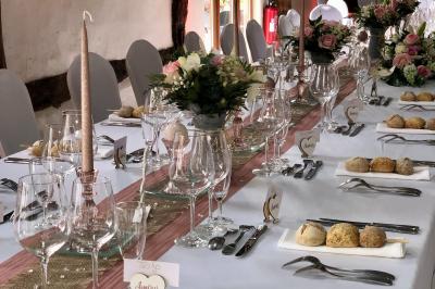 Miniature Location salle Argueil (Seine-Maritime) - Domaine de Clairval #16 Lit double avec tête de lit sombre, draps gris et blancs, encadré par deux tables de chevet avec lampes, dans une chambre…