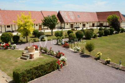 Miniature Grande Clairval Lit double avec tête de lit sombre, draps gris et blancs, encadré par deux tables de chevet avec lampes, dans une chambre…