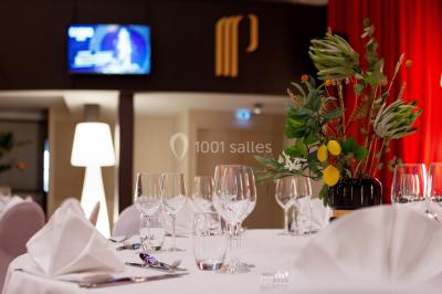 Un couple en tenue de mariage danse au milieu d'une salle de casino entourée de machines à sous.
