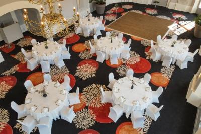 Un couple en tenue de mariage danse au milieu d'une salle de casino entourée de machines à sous.