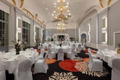 Plateaux de verrines et amuse-bouches variés présentés sur une table lors d'un événement ou d'une réception.