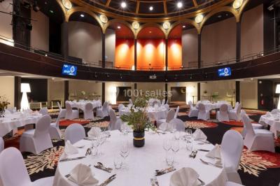 Plateaux de verrines et amuse-bouches variés présentés sur une table lors d'un événement ou d'une réception.