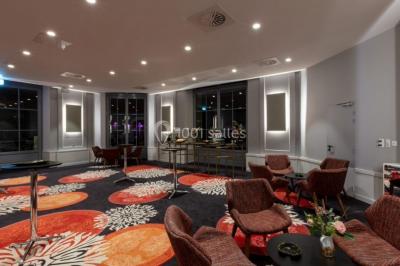 Plateaux de verrines et amuse-bouches variés présentés sur une table lors d'un événement ou d'une réception.