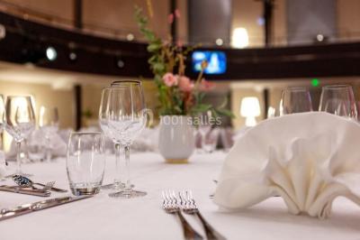 Plateaux de verrines et amuse-bouches variés présentés sur une table lors d'un événement ou d'une réception.