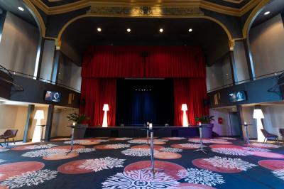 Plateaux de verrines et amuse-bouches variés présentés sur une table lors d'un événement ou d'une réception.