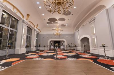 Plateaux de verrines et amuse-bouches variés présentés sur une table lors d'un événement ou d'une réception.