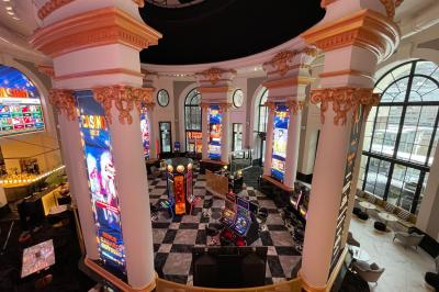 Plateaux de verrines et amuse-bouches variés présentés sur une table lors d'un événement ou d'une réception.