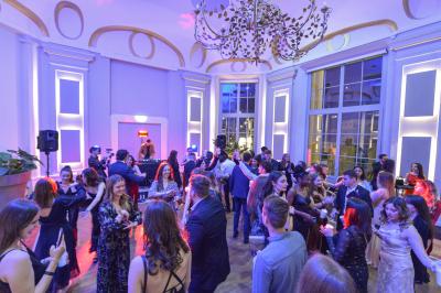 Plateaux de verrines et amuse-bouches variés présentés sur une table lors d'un événement ou d'une réception.