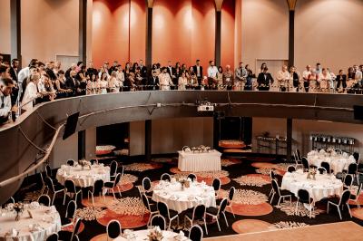 Plateaux de verrines et amuse-bouches variés présentés sur une table lors d'un événement ou d'une réception.