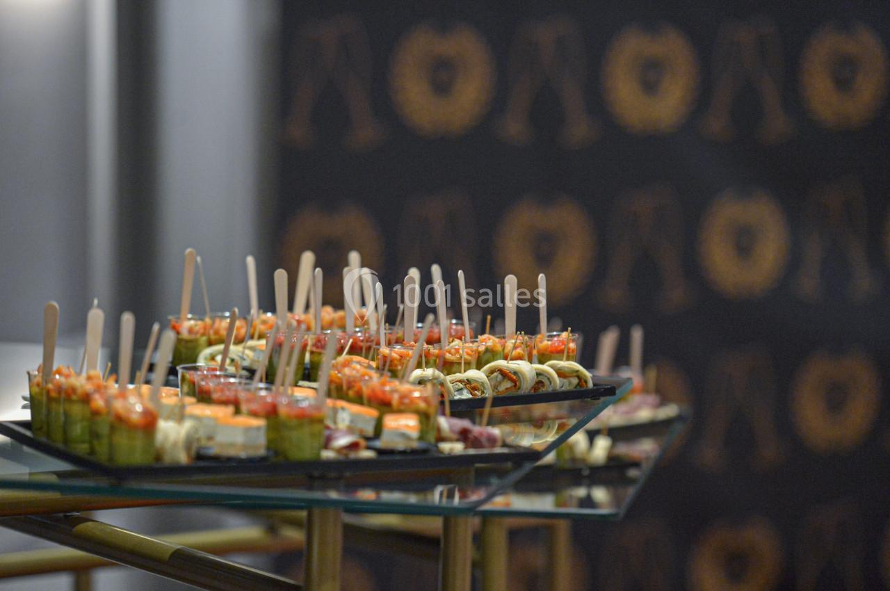Plateaux de verrines et amuse-bouches variés présentés sur une table lors d'un événement ou d'une réception.
