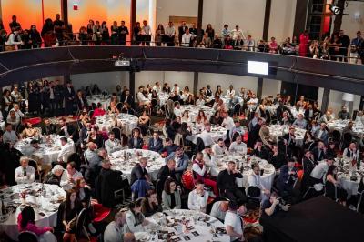 Plateaux de verrines et amuse-bouches variés présentés sur une table lors d'un événement ou d'une réception.