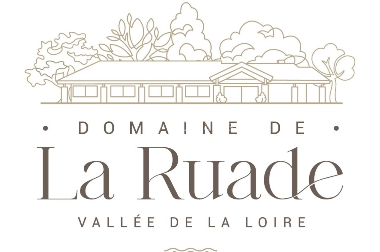 Illustration d'un bâtiment entouré de végétation, accompagnée du texte ’Domaine de La Ruade, Vallée de la Loire’.