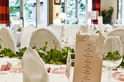 Miniature Location salle Les Villages Vovéens (Eure-et-Loir) - Hôtel Restaurant le Quai Fleuri #2 Choux noirs garnis de crème blanche et décorés de filet de caramel, disposés sur une surface métallique.