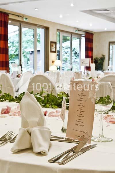 Location salle Les Villages Vovéens (Eure-et-Loir) - Hôtel Restaurant le Quai Fleuri #2 Salle de réception élégante avec tables dressées, nappes blanches, menus, serviettes pliées et baies vitrées en arrière-plan.