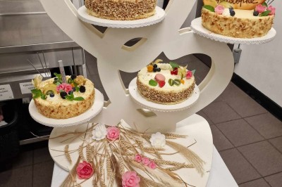 Miniature Location salle Les Villages Vovéens (Eure-et-Loir) - Hôtel Restaurant le Quai Fleuri #6 Choux noirs garnis de crème blanche et décorés de filet de caramel, disposés sur une surface métallique.