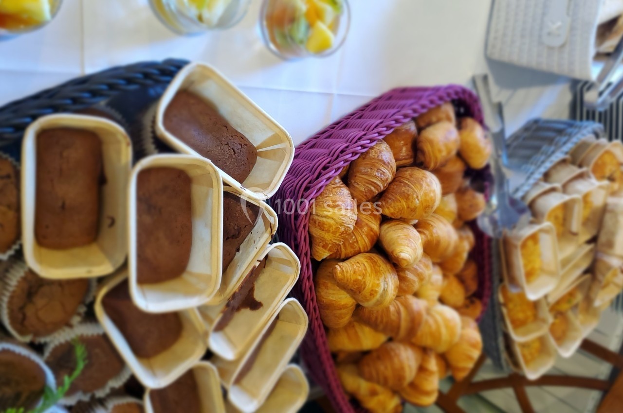 Location salle Les Villages Vovéens (Eure-et-Loir) - Hôtel Restaurant le Quai Fleuri #8 Assortiment de viennoiseries et gâteaux au chocolat disposés dans des paniers sur une table.