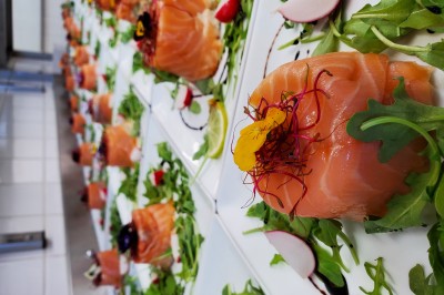 Miniature Location salle Les Villages Vovéens (Eure-et-Loir) - Hôtel Restaurant le Quai Fleuri #9 Choux noirs garnis de crème blanche et décorés de filet de caramel, disposés sur une surface métallique.