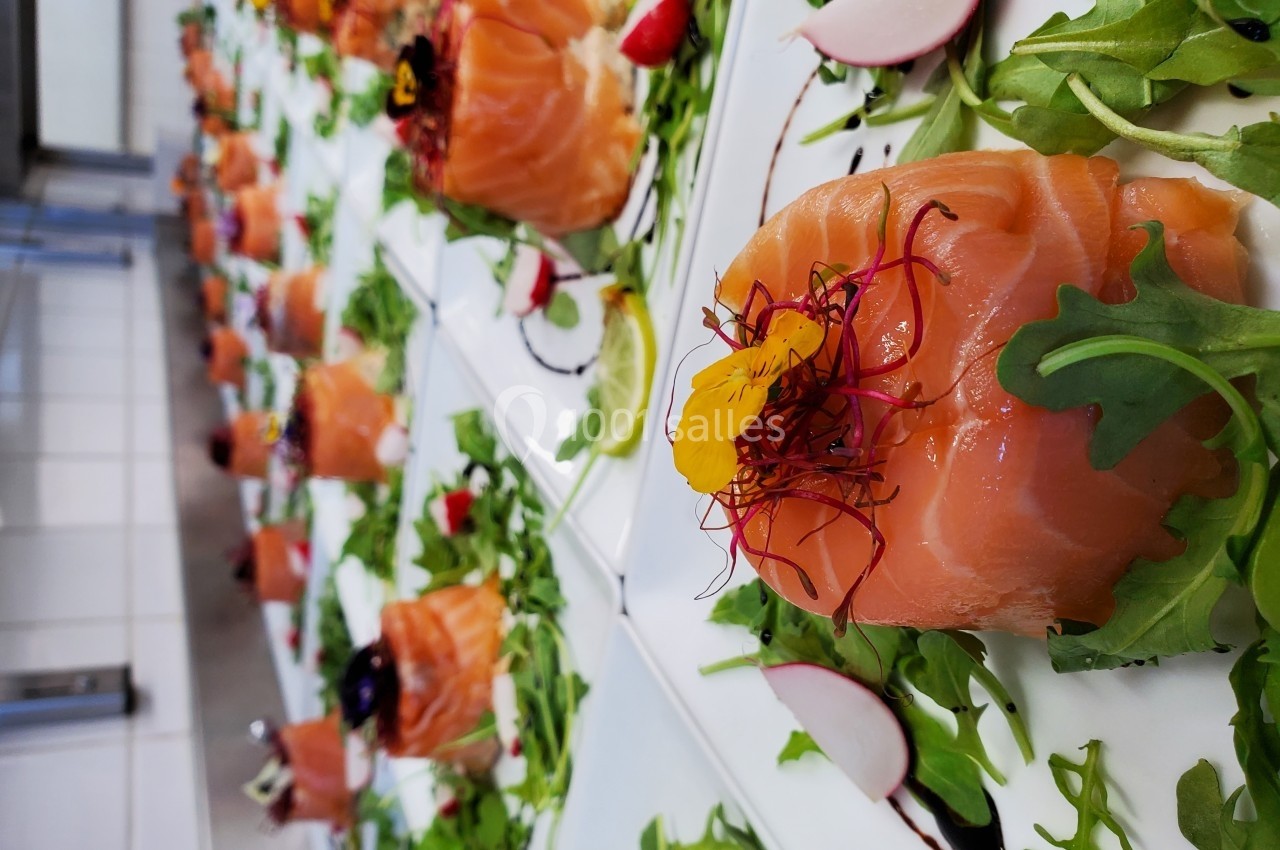 Location salle Les Villages Vovéens (Eure-et-Loir) - Hôtel Restaurant le Quai Fleuri #9 Assiettes de saumon fumé garnies de roquette, radis, fleurs comestibles et filet de vinaigre balsamique.