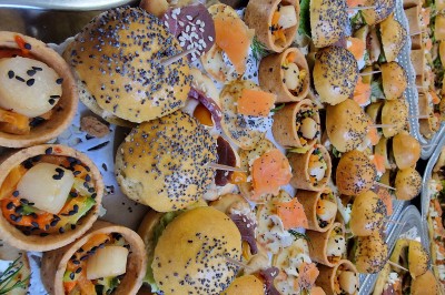 Miniature Location salle Les Villages Vovéens (Eure-et-Loir) - Hôtel Restaurant le Quai Fleuri #10 Choux noirs garnis de crème blanche et décorés de filet de caramel, disposés sur une surface métallique.