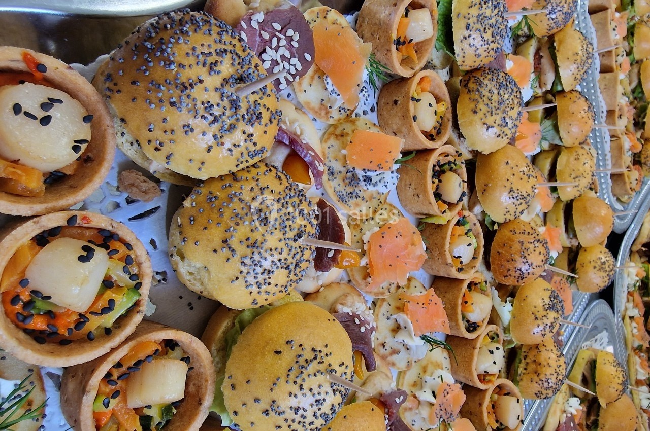 Location salle Les Villages Vovéens (Eure-et-Loir) - Hôtel Restaurant le Quai Fleuri #10 Plateau de bouchées apéritives variées, incluant mini-burgers, tartelettes aux légumes et canapés au saumon.