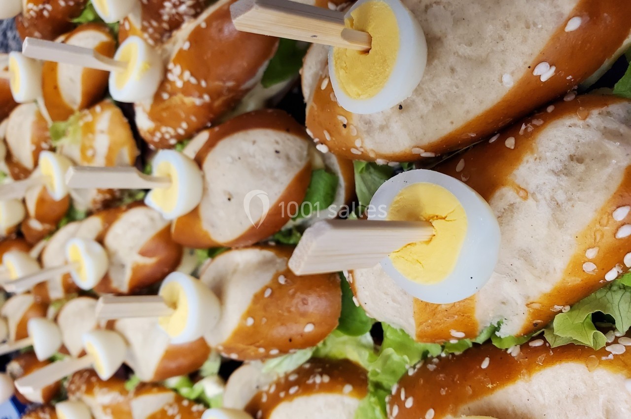 Location salle Les Villages Vovéens (Eure-et-Loir) - Hôtel Restaurant le Quai Fleuri #11 Mini-sandwichs au pain bretzel garnis de salade et surmontés de tranches d'œufs durs fixées avec des piques en bois.