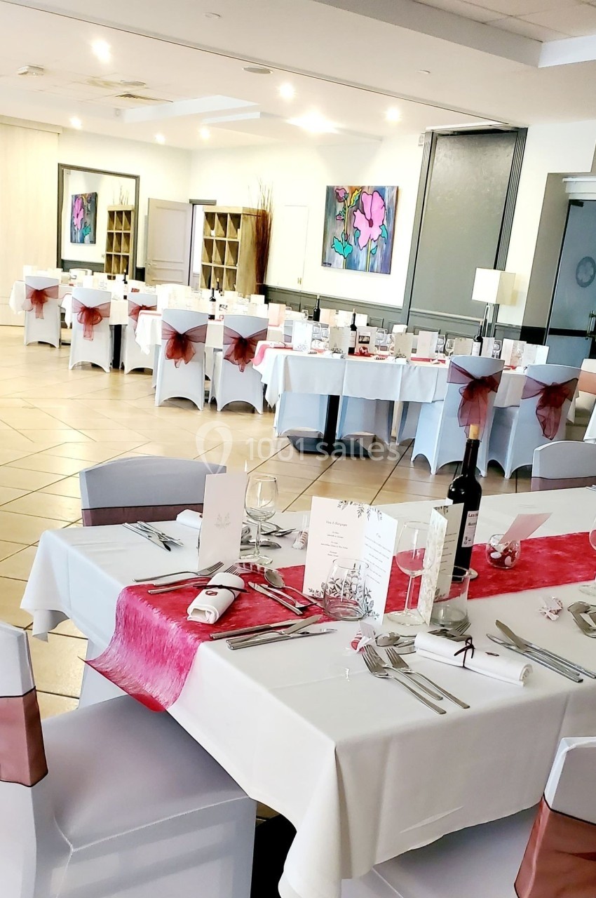 Location salle Les Villages Vovéens (Eure-et-Loir) - Hôtel Restaurant le Quai Fleuri #13 Salle de réception élégamment décorée avec des tables dressées, nappes blanches et chemins de table roses.