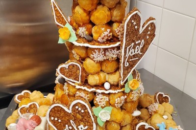 Miniature Location salle Les Villages Vovéens (Eure-et-Loir) - Hôtel Restaurant le Quai Fleuri #14 Choux noirs garnis de crème blanche et décorés de filet de caramel, disposés sur une surface métallique.