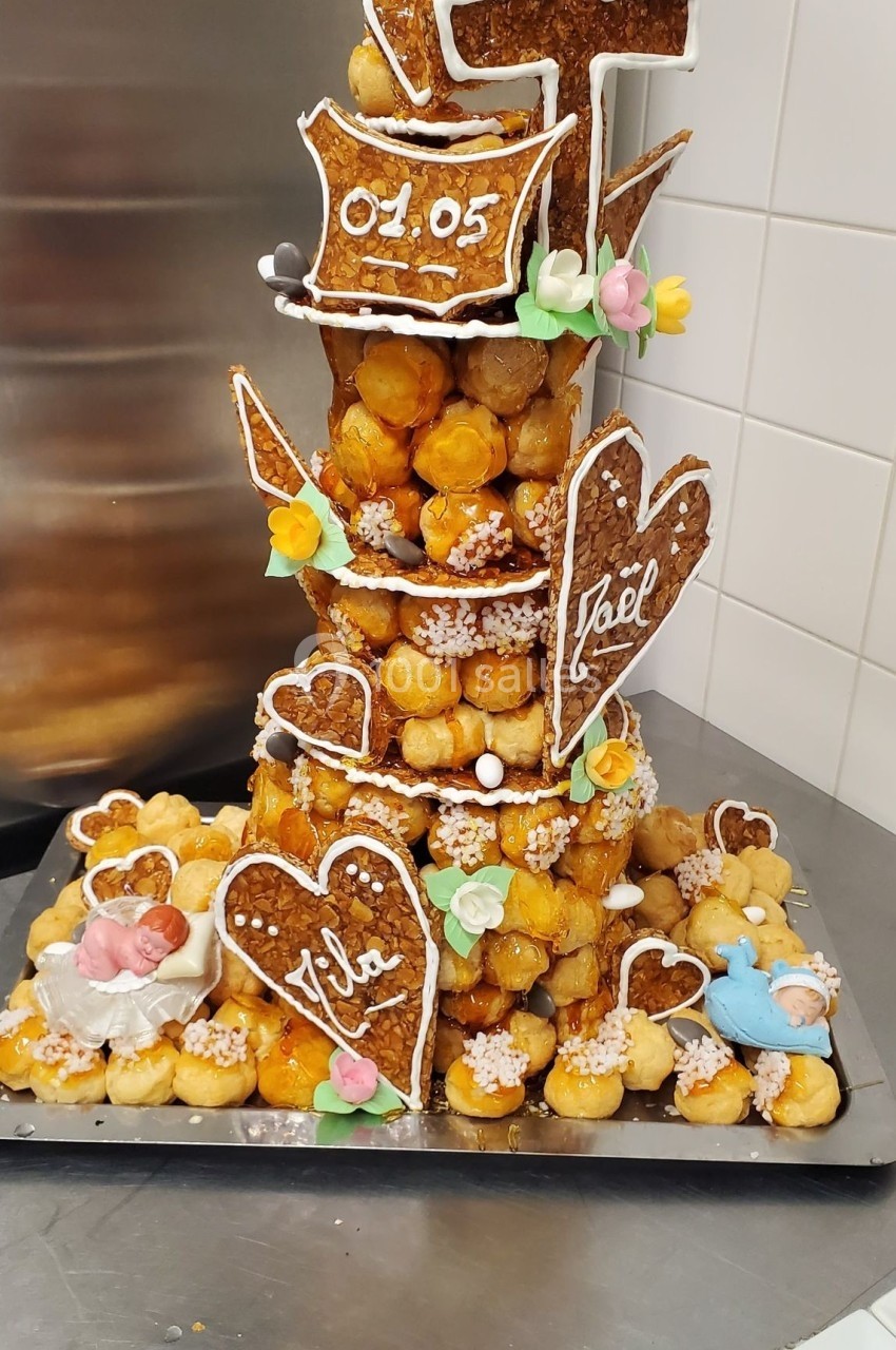 Location salle Les Villages Vovéens (Eure-et-Loir) - Hôtel Restaurant le Quai Fleuri #14 Pièce montée en choux garnis, décorée de caramel, biscuits en forme de cœurs et motifs religieux.