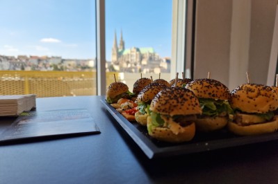 Miniature Location salle Les Villages Vovéens (Eure-et-Loir) - Hôtel Restaurant le Quai Fleuri #16 Choux noirs garnis de crème blanche et décorés de filet de caramel, disposés sur une surface métallique.