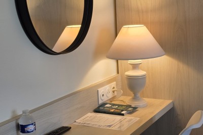 Miniature Location salle Les Villages Vovéens (Eure-et-Loir) - Hôtel Restaurant le Quai Fleuri #19 Choux noirs garnis de crème blanche et décorés de filet de caramel, disposés sur une surface métallique.