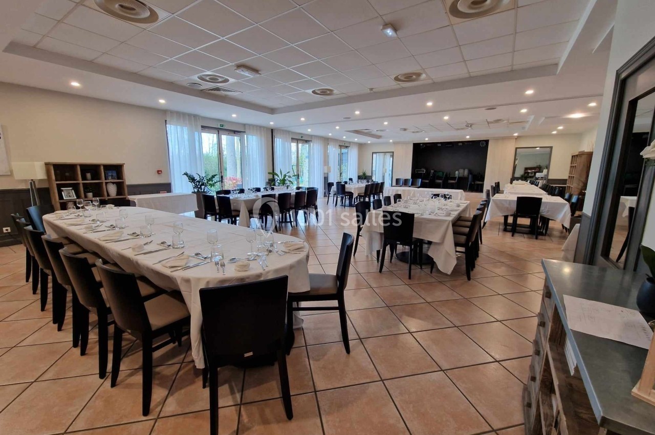 Location salle Les Villages Vovéens (Eure-et-Loir) - Hôtel Restaurant le Quai Fleuri #22 Salle de réception lumineuse avec tables dressées, nappes blanches et chaises noires, prête pour un événement.