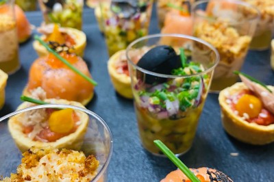 Miniature Location salle Les Villages Vovéens (Eure-et-Loir) - Hôtel Restaurant le Quai Fleuri #24 Choux noirs garnis de crème blanche et décorés de filet de caramel, disposés sur une surface métallique.