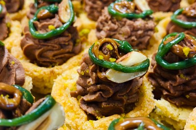 Miniature Location salle Les Villages Vovéens (Eure-et-Loir) - Hôtel Restaurant le Quai Fleuri #25 Choux noirs garnis de crème blanche et décorés de filet de caramel, disposés sur une surface métallique.