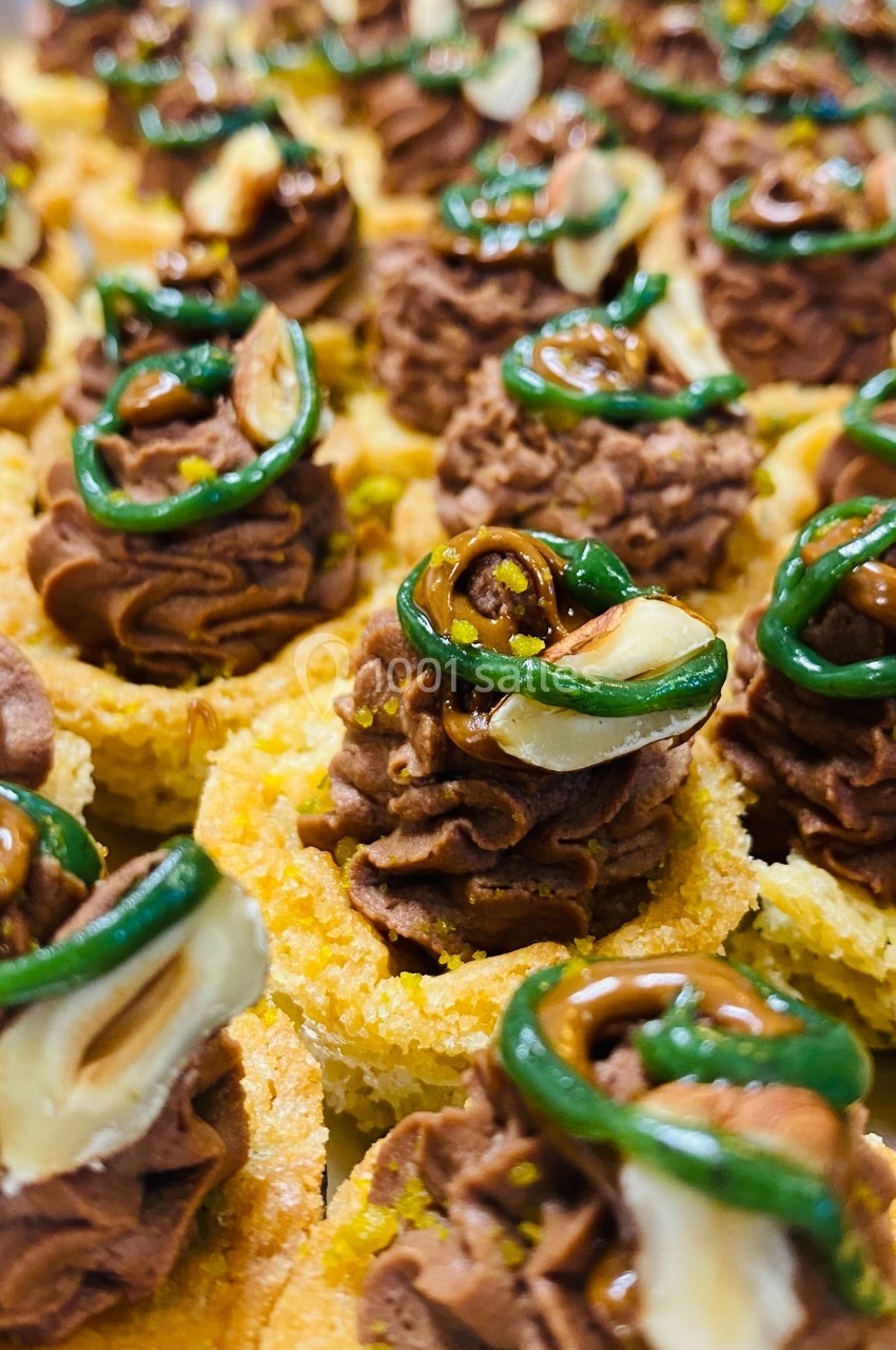 Location salle Les Villages Vovéens (Eure-et-Loir) - Hôtel Restaurant le Quai Fleuri #25 Petites bouchées garnies de mousse chocolatée, décorées de noisettes, caramel et filet de glaçage vert.