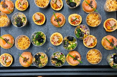 Miniature Location salle Les Villages Vovéens (Eure-et-Loir) - Hôtel Restaurant le Quai Fleuri #26 Choux noirs garnis de crème blanche et décorés de filet de caramel, disposés sur une surface métallique.