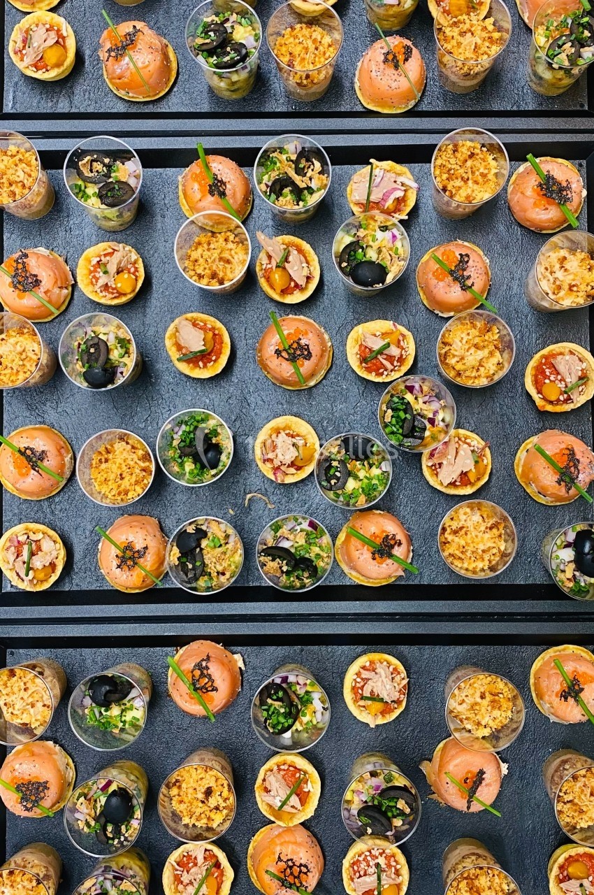 Location salle Les Villages Vovéens (Eure-et-Loir) - Hôtel Restaurant le Quai Fleuri #26 Assortiment de verrines colorées contenant des préparations variées, disposées sur une table sombre.