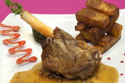 Miniature Traiteur Les Villages Vovéens (Eure-et-Loir) - Le Quai Fleuri #9 Camion noir de traiteur ’Le Quai Fleuri’ garé devant un bâtiment, avec visuels de prestations culinaires sur les panneaux.