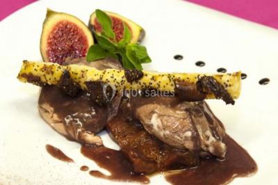 Miniature Traiteur Les Villages Vovéens (Eure-et-Loir) - Le Quai Fleuri #10 Camion noir de traiteur ’Le Quai Fleuri’ garé devant un bâtiment, avec visuels de prestations culinaires sur les panneaux.