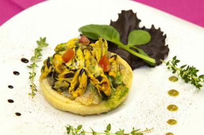 Miniature Traiteur Les Villages Vovéens (Eure-et-Loir) - Le Quai Fleuri #11 Camion noir de traiteur ’Le Quai Fleuri’ garé devant un bâtiment, avec visuels de prestations culinaires sur les panneaux.