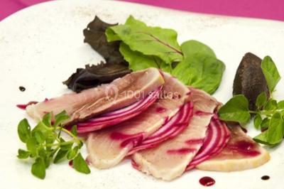 Miniature Traiteur Les Villages Vovéens (Eure-et-Loir) - Le Quai Fleuri #12 Camion noir de traiteur ’Le Quai Fleuri’ garé devant un bâtiment, avec visuels de prestations culinaires sur les panneaux.